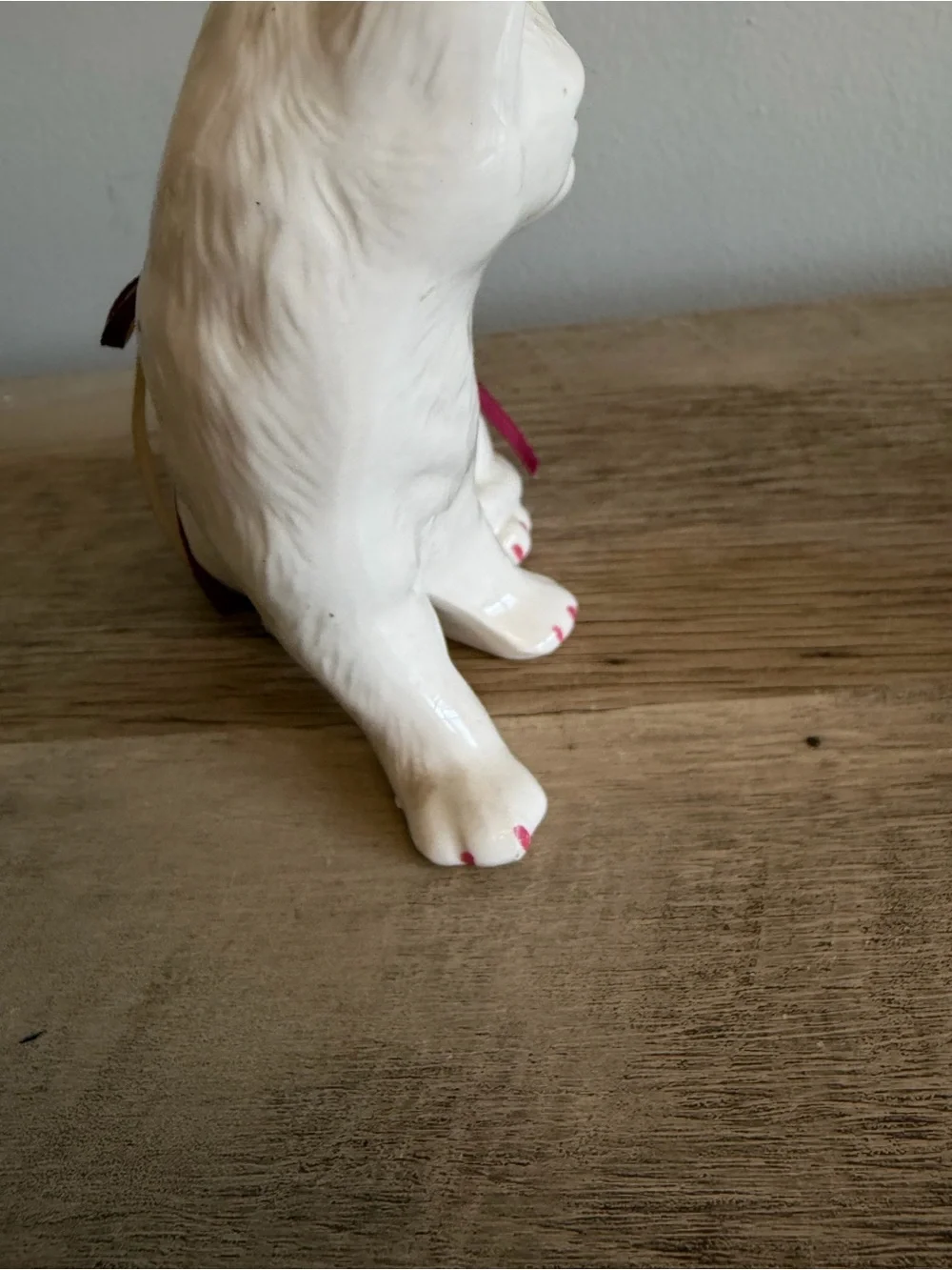 Vintage Porcelain Cat  Kitten Ribbon Collar With Flowers Beads Sitting Figurine‎